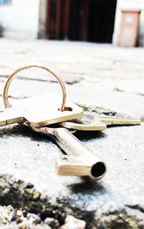 Monteur für Schlüsselnotdienst Fürth bei der Arbeit Monteur für Schlüsseldienst Fürth bei der Arbeit